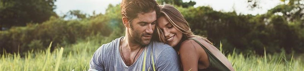 Entspanntes Paar in grüner Natur – Symbolbild für natürliche Unterstützung bei Kinderwunsch