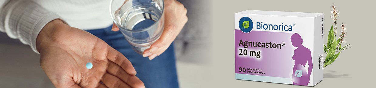Anwendung von Agnucaston®: Einnahme einer Tablette mit Wasser, Packung im Hintergrund sichtbar.