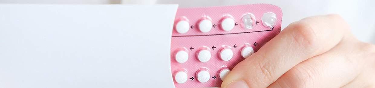 Hand mit Blisterpackung – Symbolbild für hormonelle Kontrazeptiva bei PMS.